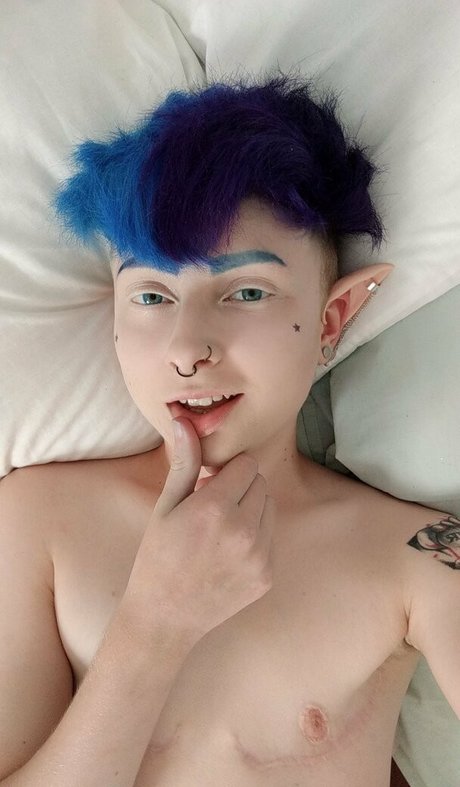 Naakte gelekte OnlyFans-foto van Enbyjupiterfree