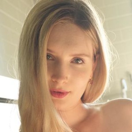 Naakte gelekte OnlyFans-foto van Lily Hart