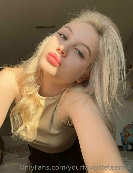 Naakte gelekte OnlyFans-foto van Yourfavoriteteen04