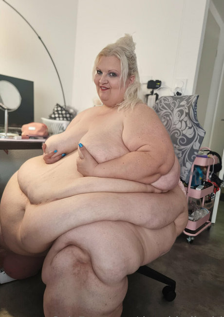 Naakte gelekte OnlyFans-foto van Doughbellygirl