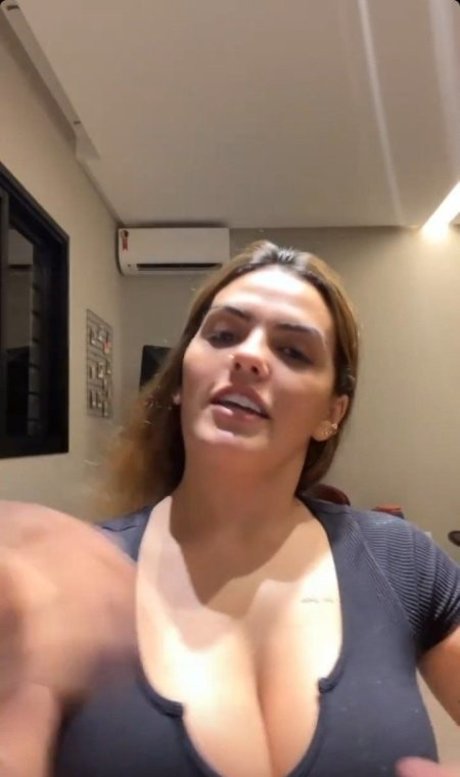 Naakte gelekte OnlyFans-foto van Sunaika Bruna