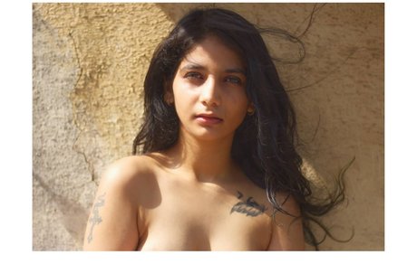Naakte gelekte OnlyFans-foto van Bhavika Katariya