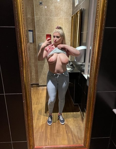 Naakte gelekte OnlyFans-foto van Shiofficialxox