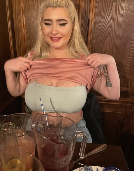 Naakte gelekte OnlyFans-foto van Shiofficialxox