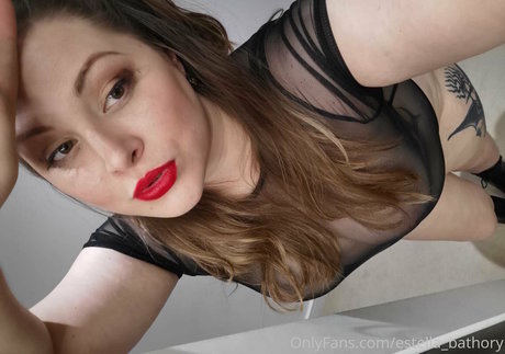 Naakte gelekte OnlyFans-foto van Estellabathory