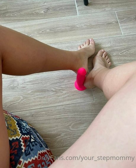 Naakte gelekte OnlyFans-foto van Yourstepmommy