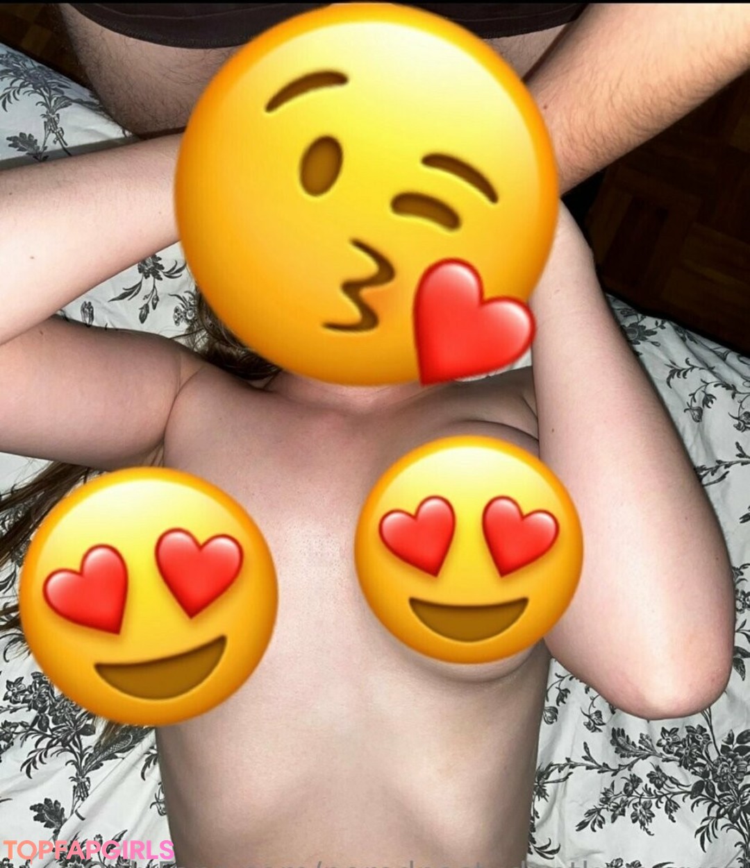 Naakte gelekte OnlyFans-foto van Porednastudentkamarusa #59 Naakte gelekte OnlyFans-foto van Porednastudentkamarusa #59