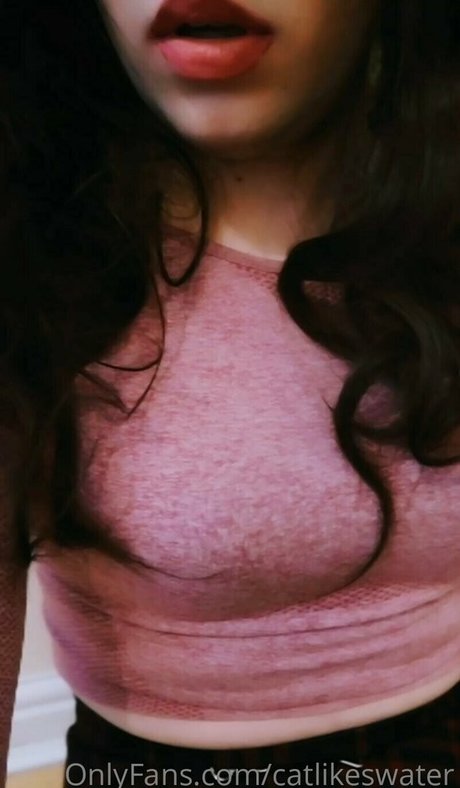 Naakte gelekte OnlyFans-foto van Cat Likes Water