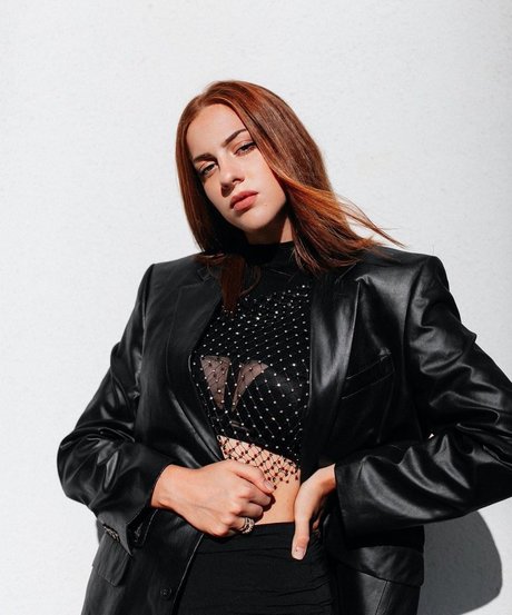 Naakte gelekte OnlyFans-foto van Tati Bruening