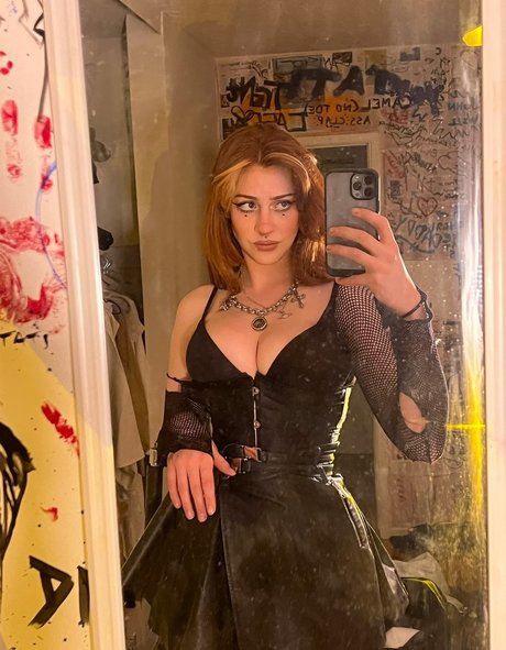 Naakte gelekte OnlyFans-foto van Tati Bruening