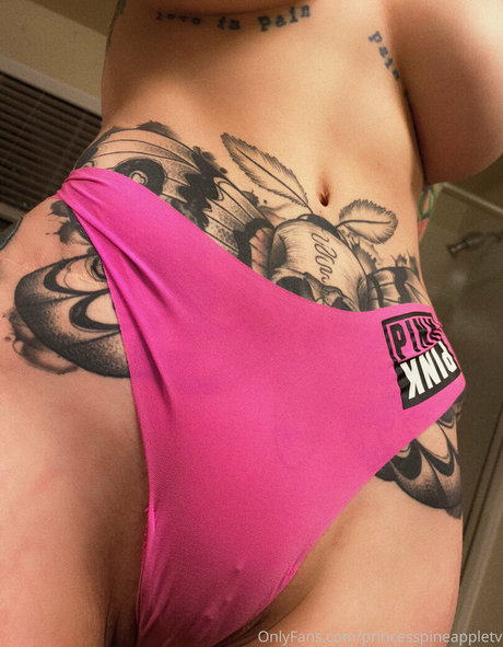 Naakte gelekte OnlyFans-foto van Theonlinegirlfriend