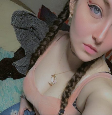 Naakte gelekte OnlyFans-foto van Lylah Love