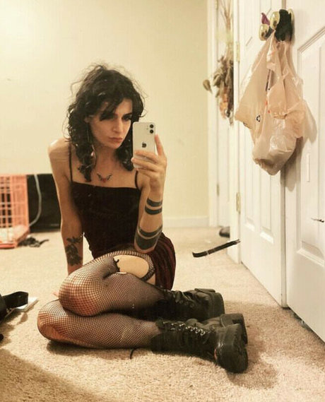 Naakte gelekte OnlyFans-foto van Hillbillygothic