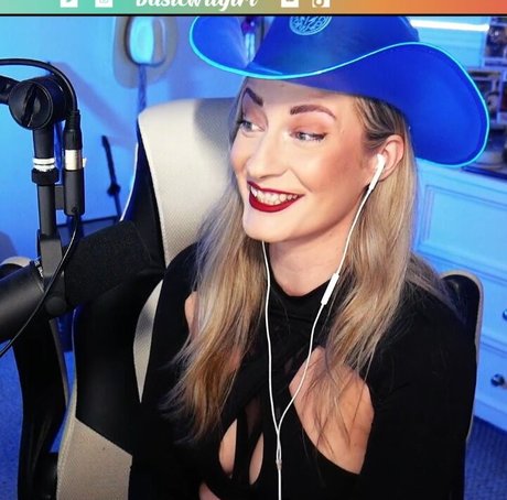Naakte gelekte OnlyFans-foto van Basicwitgirl