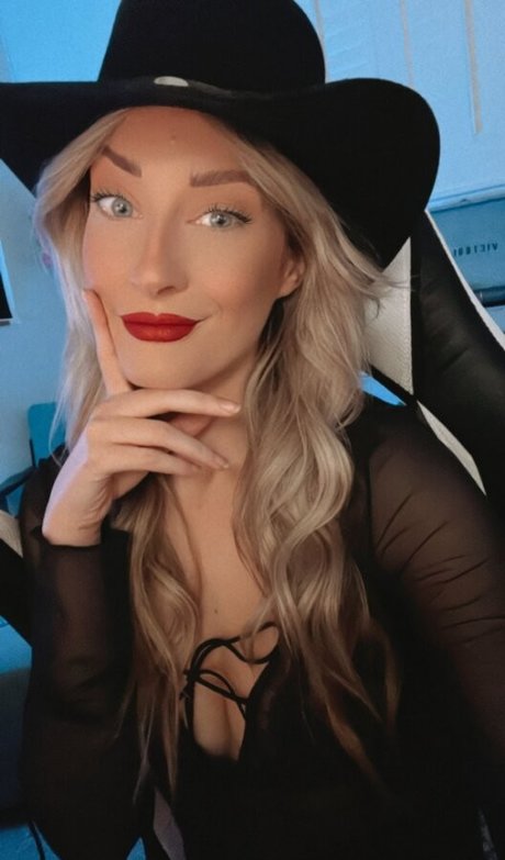 Naakte gelekte OnlyFans-foto van Basicwitgirl