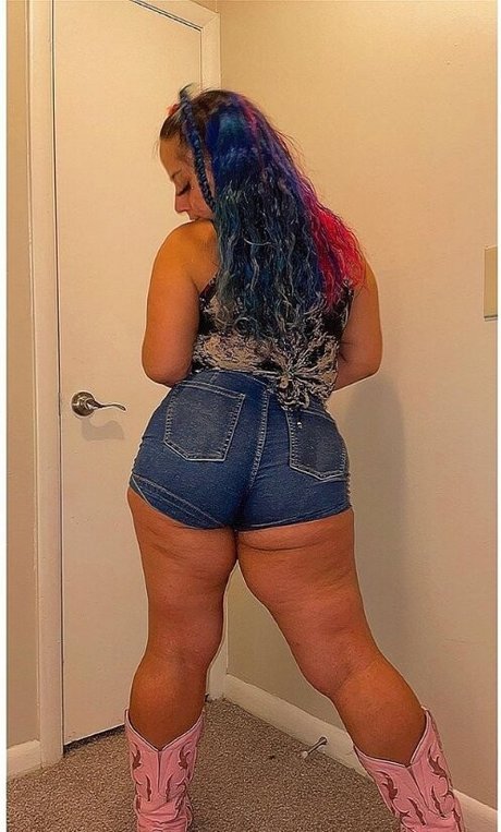 Naakte gelekte OnlyFans-foto van Harlee Queeni