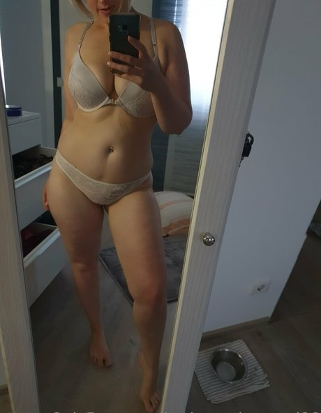 Naakte gelekte OnlyFans-foto van Itsjennytheangel86