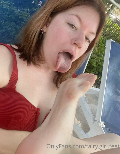 Naakte gelekte OnlyFans-foto van Fairygirlfeet