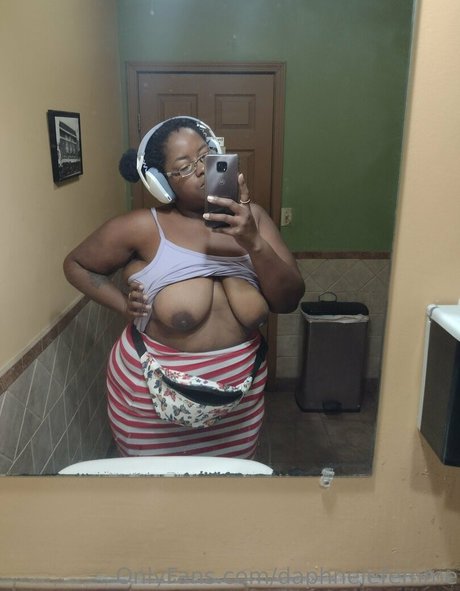 Naakte gelekte OnlyFans-foto van Daphnelefemme