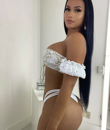 Naakte gelekte OnlyFans-foto van Yineth Moreno