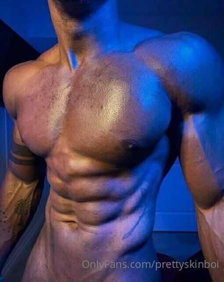 Naakte gelekte OnlyFans-foto van Prettyskinboi