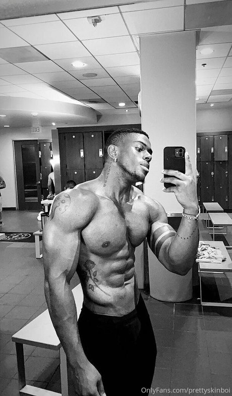 Naakte gelekte OnlyFans-foto van Prettyskinboi