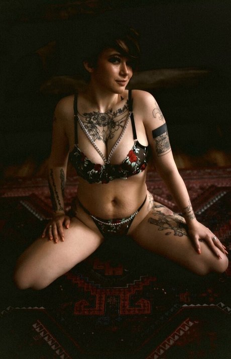Naakte gelekte OnlyFans-foto van Shy Slytherin