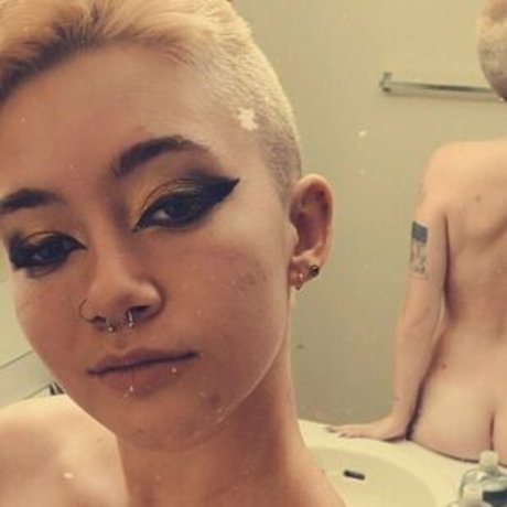 Naakte gelekte OnlyFans-foto van Shy Slytherin