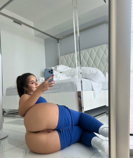 Naakte gelekte OnlyFans-foto van Jade Teen