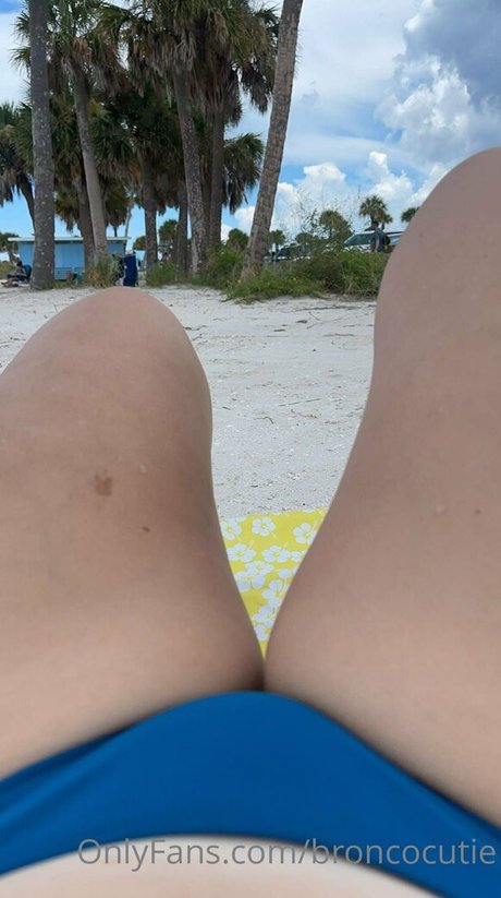 Naakte gelekte OnlyFans-foto van Broncocutie