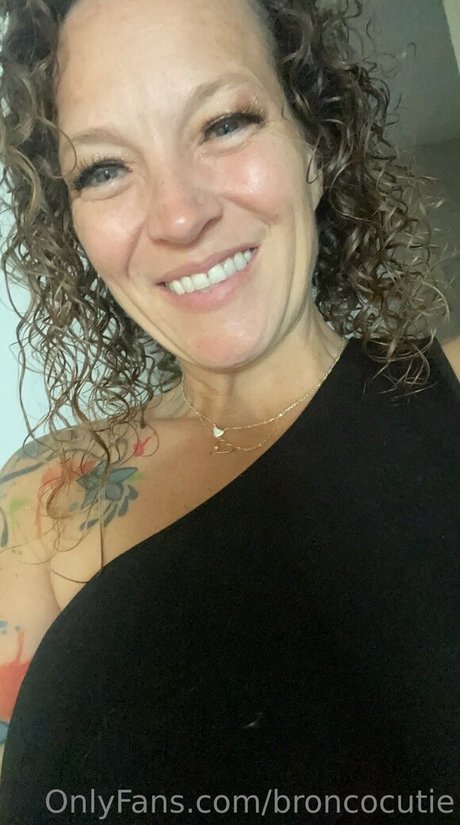 Naakte gelekte OnlyFans-foto van Broncocutie