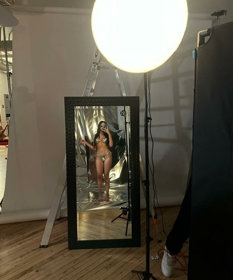 Naakte gelekte OnlyFans-foto van Desness