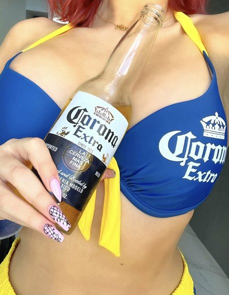 Naakte gelekte OnlyFans-foto van Onlyfina