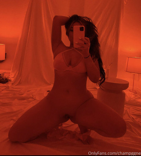 Naakte gelekte OnlyFans-foto van Champagne