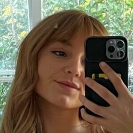 Naakte gelekte OnlyFans-foto van Rocco And Estelle