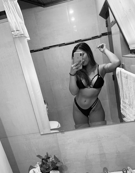 Naakte gelekte OnlyFans-foto van Ninacroft