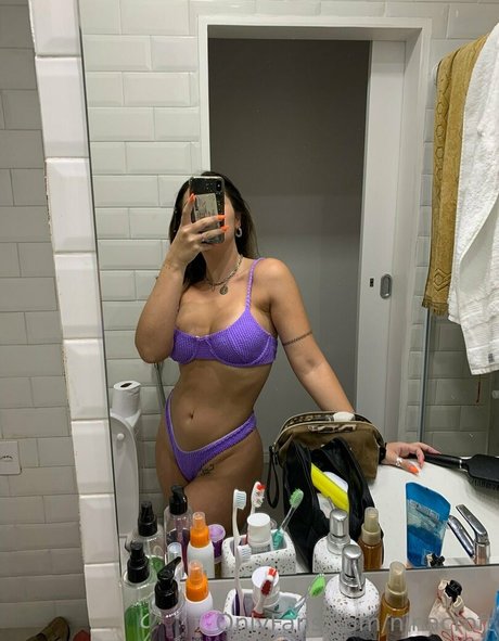 Naakte gelekte OnlyFans-foto van Ninacroft