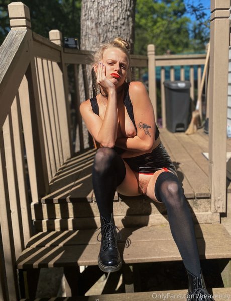 Naakte gelekte OnlyFans-foto van Em Bird