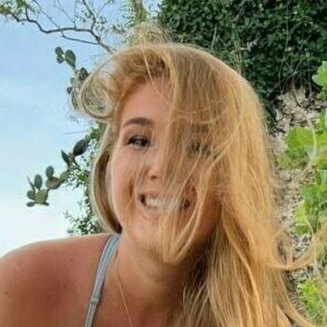 Naakte gelekte OnlyFans-foto van Batty Red Hair