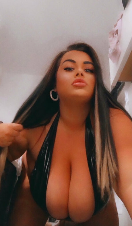 Naakte gelekte OnlyFans-foto van Curvykb