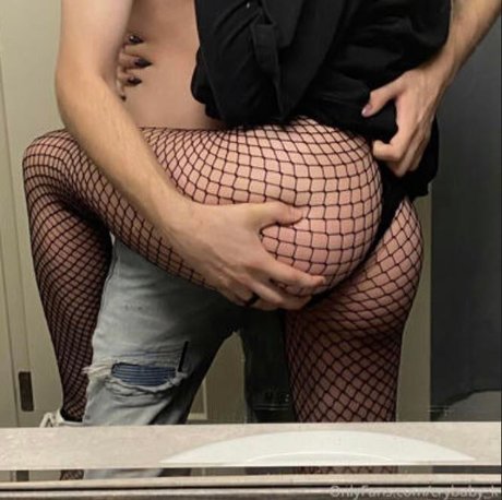 Naakte gelekte OnlyFans-foto van Crybabyk