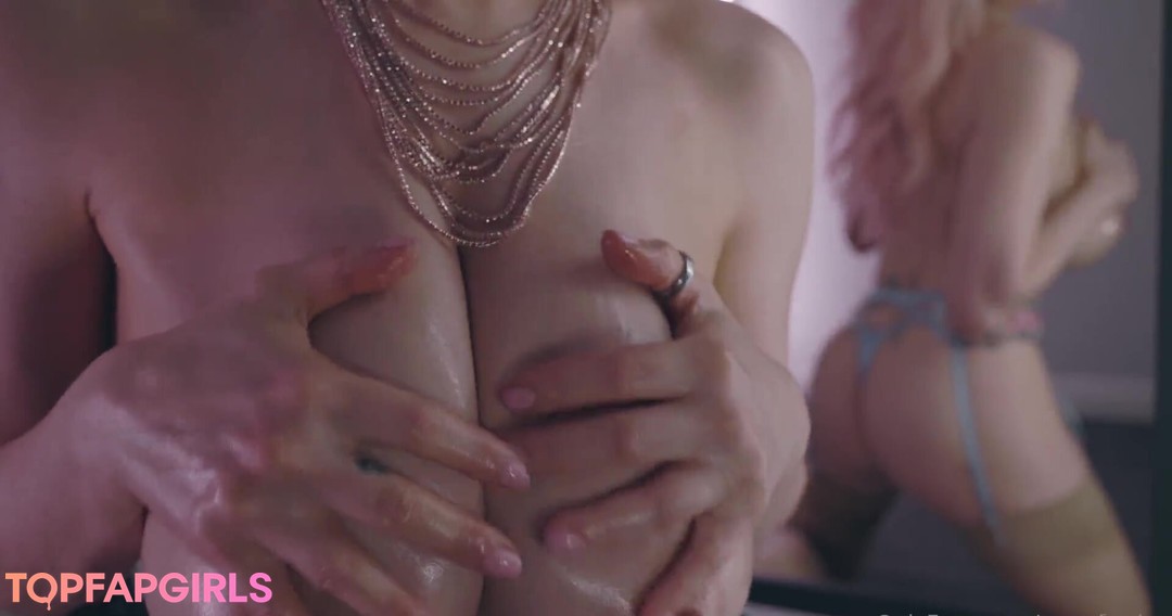 Naakte gelekte OnlyFans-foto van Tessa Fowler #1415