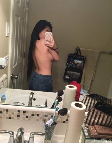 Naakte gelekte OnlyFans-foto van Lizzievx