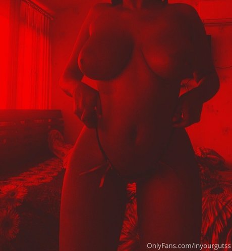 Naakte gelekte OnlyFans-foto van Black Lotus