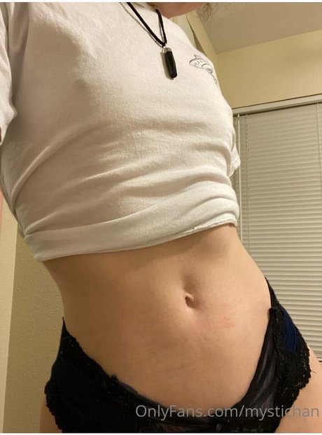 Naakte gelekte OnlyFans-foto van Mystichan