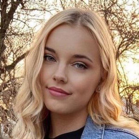 Naakte gelekte OnlyFans-foto van Laura
