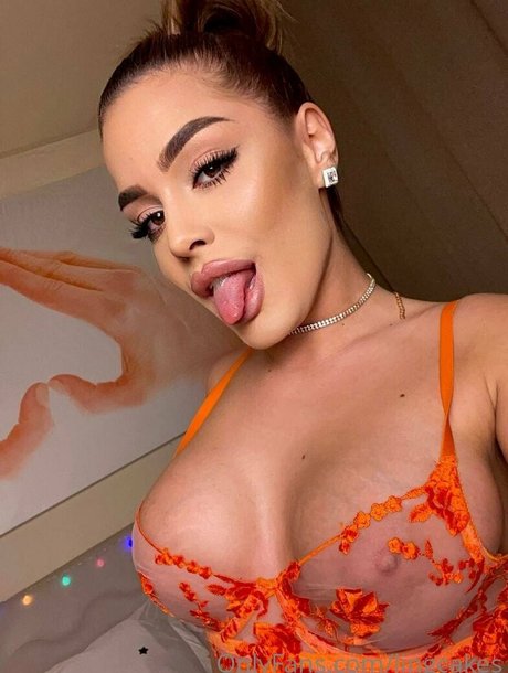 Naakte gelekte OnlyFans-foto van Lingcakes