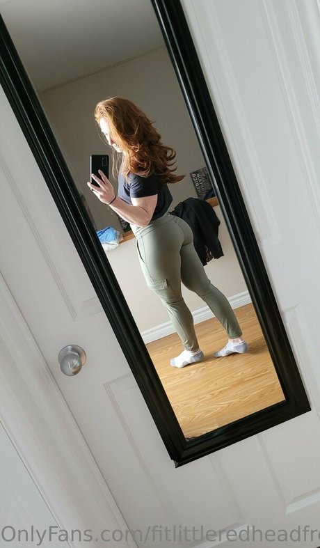 Naakte gelekte OnlyFans-foto van Fitlittleredheadfree