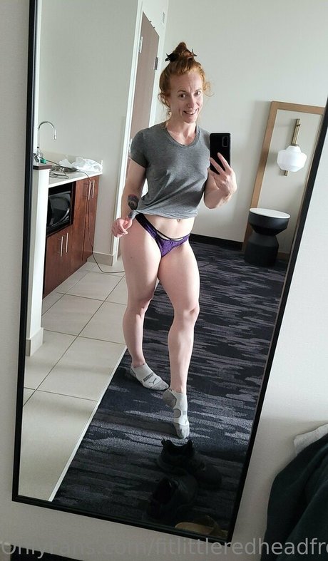 Naakte gelekte OnlyFans-foto van Fitlittleredheadfree