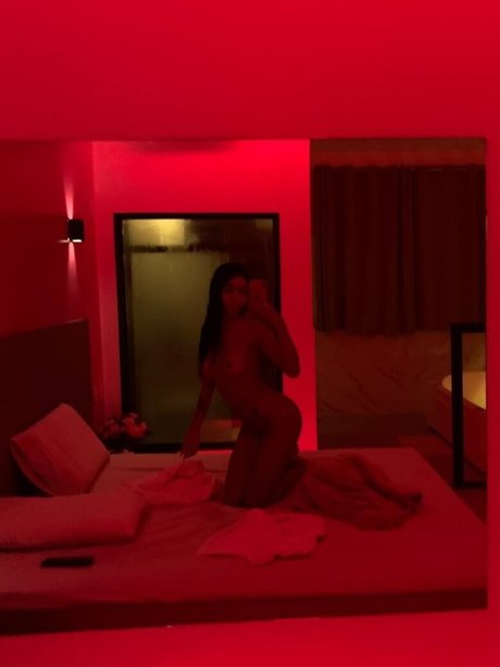 Naakte gelekte OnlyFans-foto van Jamilly Carvalho